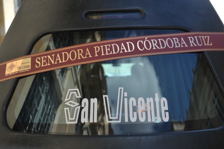 Por orden del líder paramilitar Carlos Castaño, Piedad Córdoba fue secuestrada por las Autodefensas Unidas de Colombia en 1999. Enfrentó varias semanas de cautiverio y al ser liberada, se exilió con su familia en Canadá, aunque pronto la llamaría su compromiso con el país y regresaría al Senado. También salió ilesa de dos atentados en su contra.