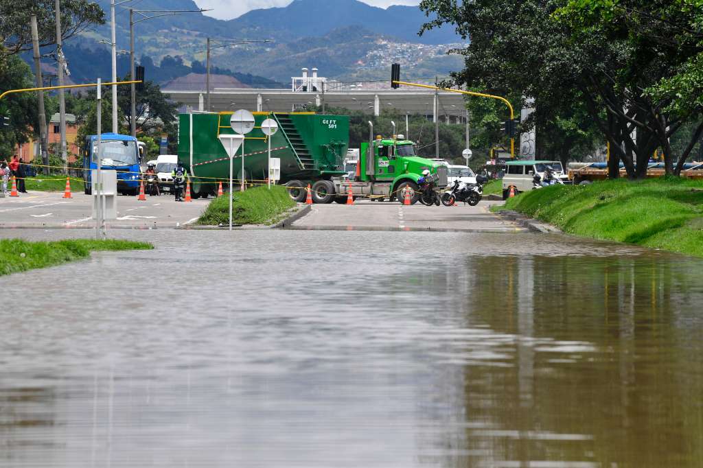 Afectados por las inundaciones, lluvias y el desbordamiento del Rio Tunjuelito en el Barrio La Isla del Sol en la ciudad de Bogotá