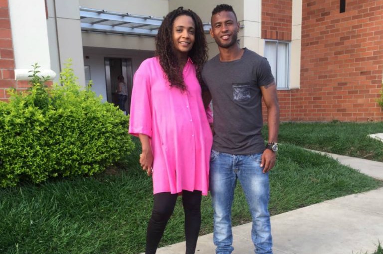 El futbolista colombiano que le pidió matrimonio a su novia tras anotar un gol