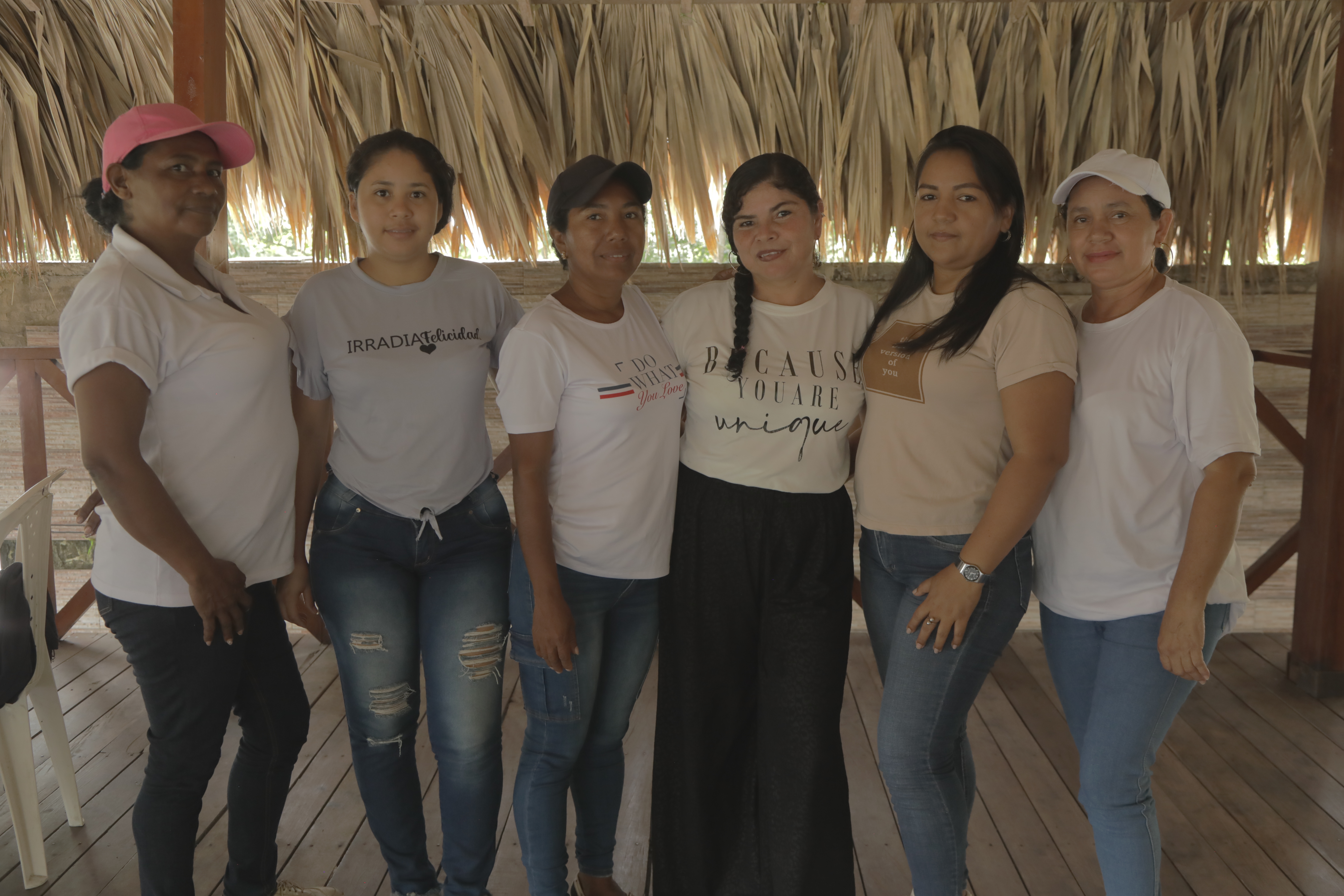 Integrantes de la asociación Narrar para Vivir y la organización Asmuviros de Montes de María trabajando para implementar estrategias que beneficien a mujeres víctimas del conflicto armado.