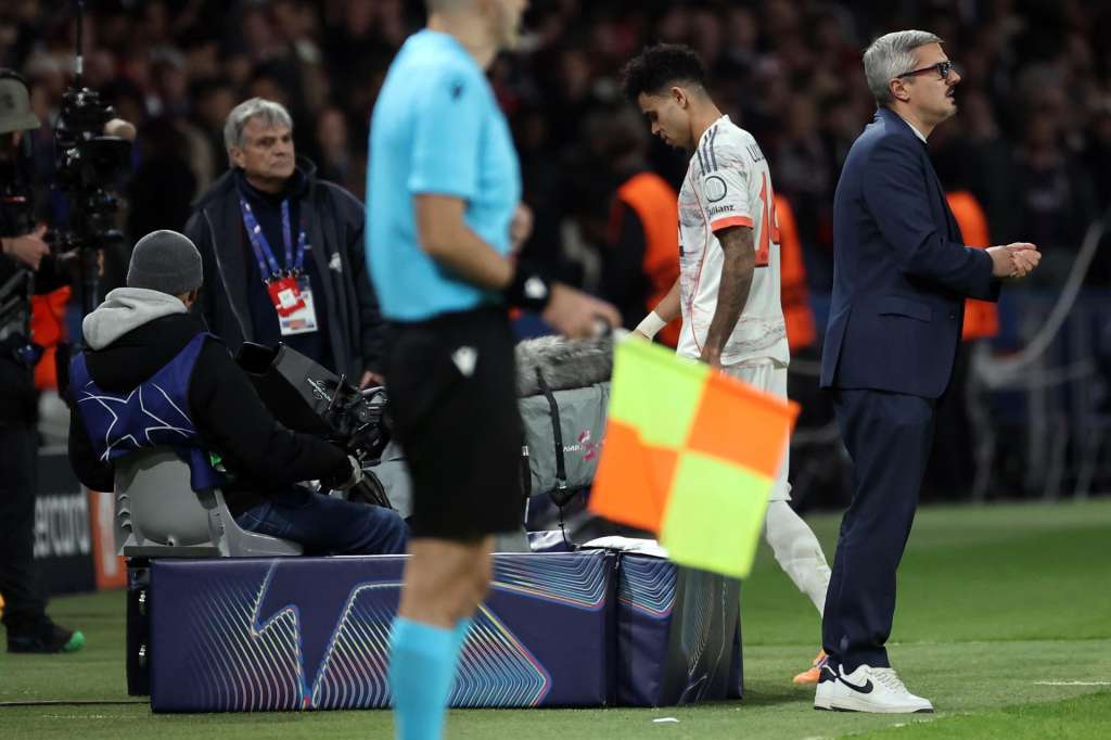PARIS (France), 04/11/2025.- Luis Diaz of Bayern Munich leaves the pitch after getting a red card during the UEFA Champions League phase match between PSG and FC Bayern Munich in Paris, France, 04 November 2025. (Liga de Campeones, Francia) EFE/EPA/CHRISTOPHE PETIT TESSON