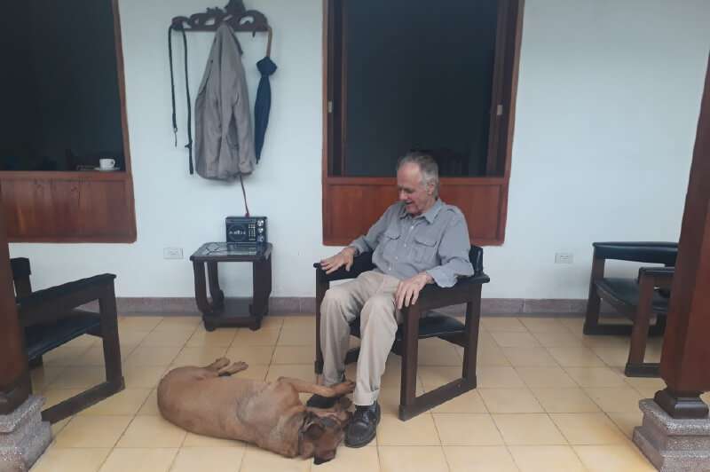 Fernando Vallejo (76 años) en su casa, Casablanca la Bella, en Medellín, con su perra Brusca. / Foto: Nelson Fredy Padilla