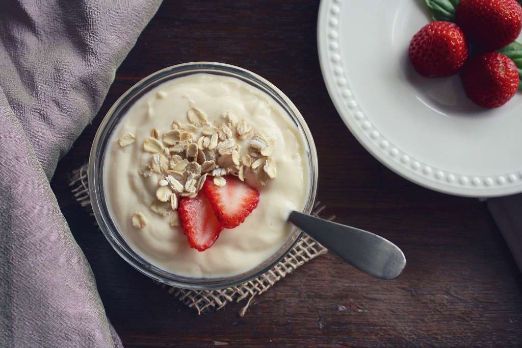 Imagen de yogur con frutas.