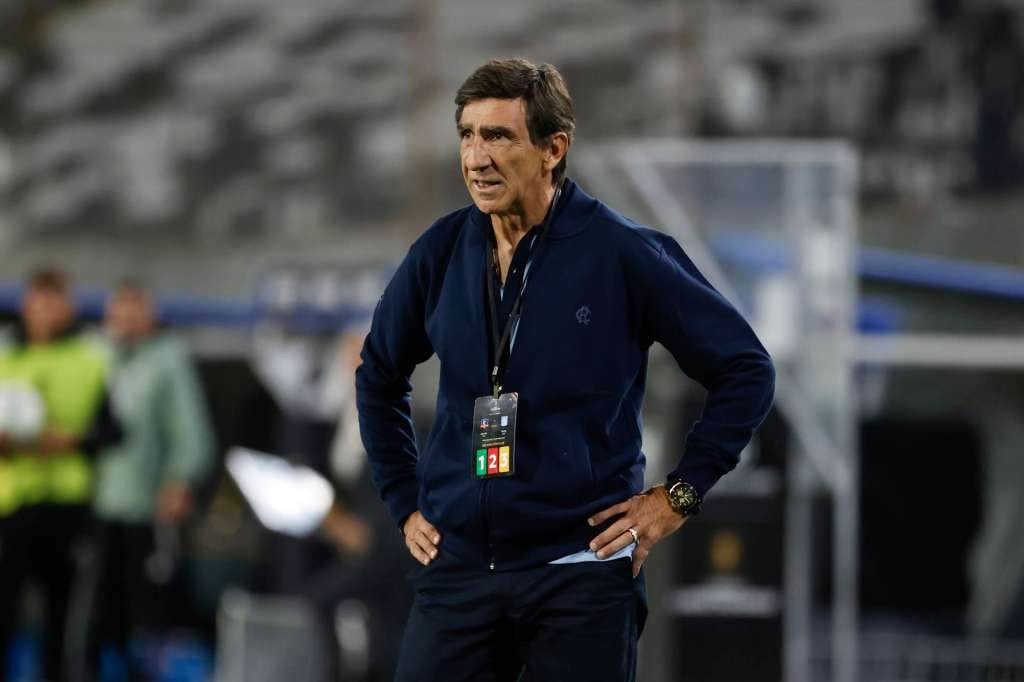 AMDEP5577. SANTIAGO DE CHILE (CHILE), 22/04/2025.- El entrenador de Racing Gustavo Costas reacciona este martes, en un partido de la fase de grupos de la Copa Libertadores entre Colo-Colo y Racing en el estadio Monumental David Arellano en Santiago de Chile (Chile). EFE/ Elvis González