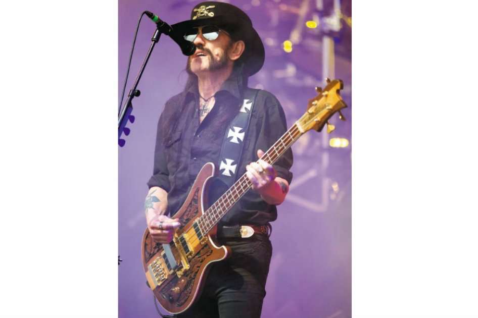 Sin mayor argumento que un amplificador, su instrumento, y un cigarro Lemmy Kilmister podía sacudir los oídos de punks y metaleros sin dejar de practicar puro rock n’ roll. / AFP