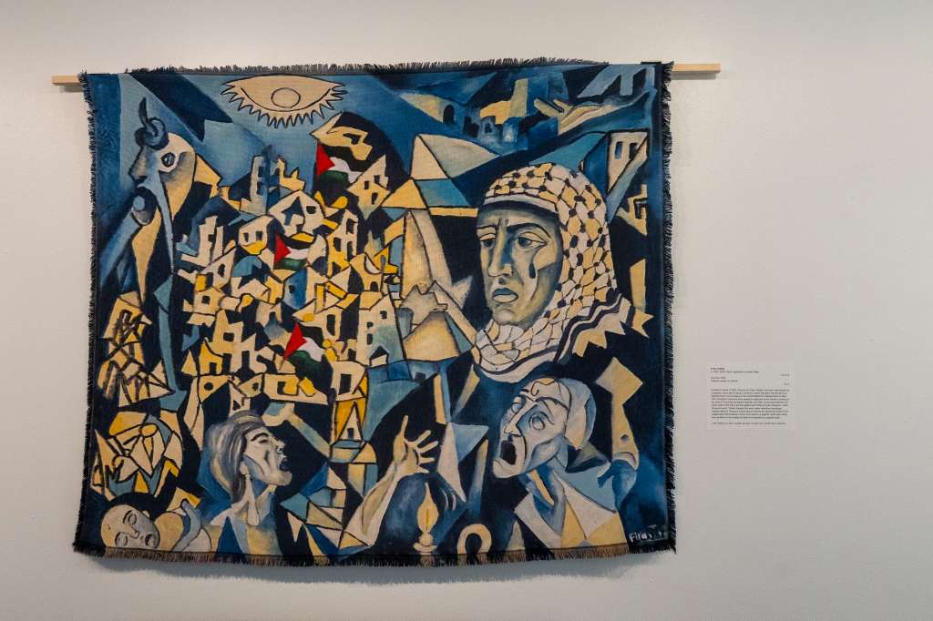 Fotografía de una obra de un artista palestino durante la bienal "Gaza para el Mundo" en la Feria de Arte Asequible de Nueva York 2025.
