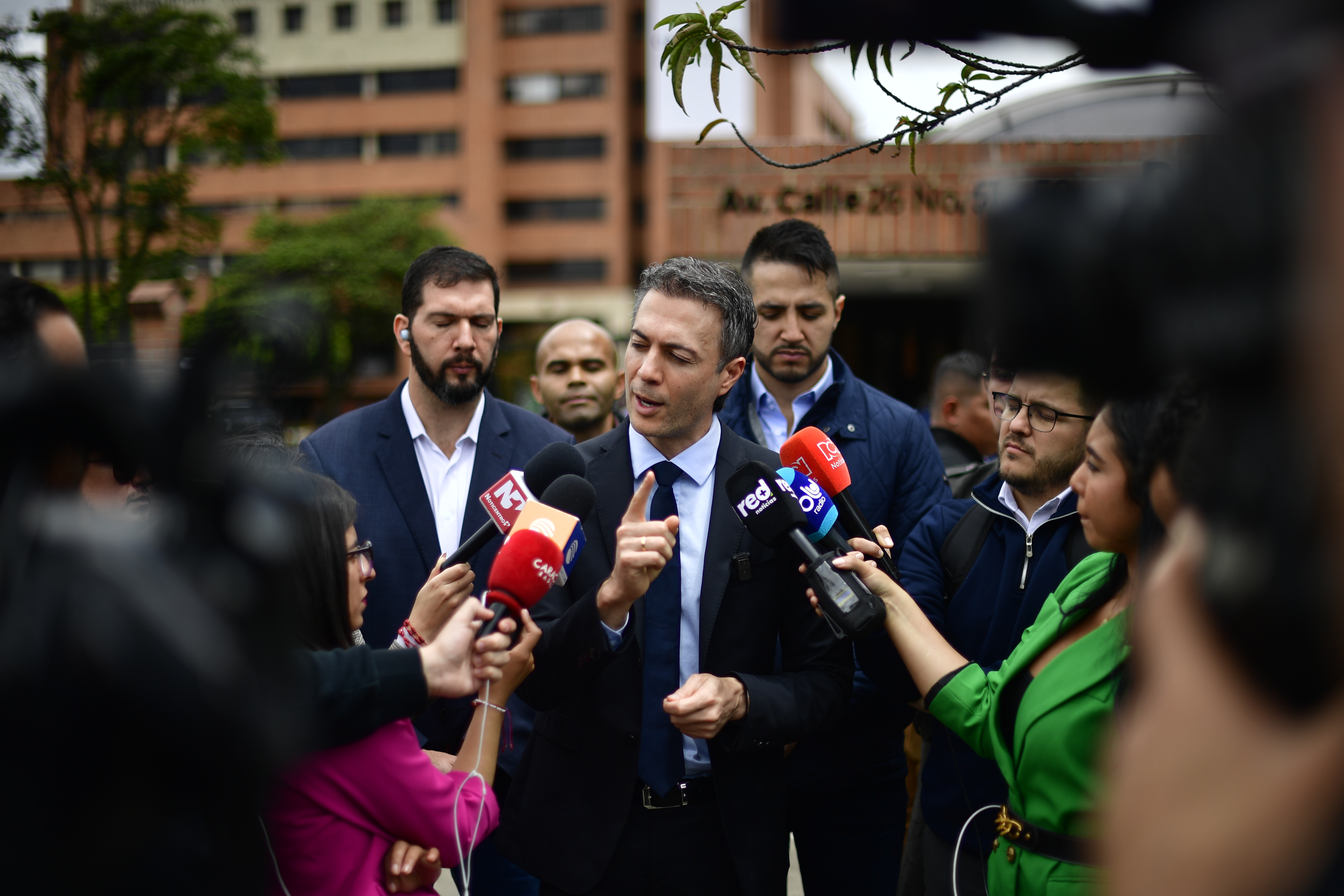 Durante rueda de prensa en la registraduría