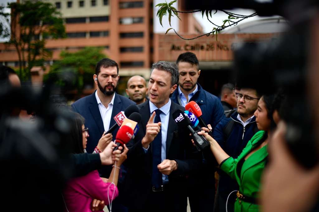 Durante rueda de prensa en la registraduría