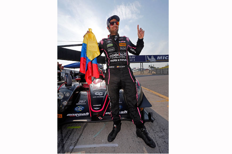El piloto colombiano Gustavo Yacamán celebra su primer triunfo en el United SportsCar Championship. / AFP
