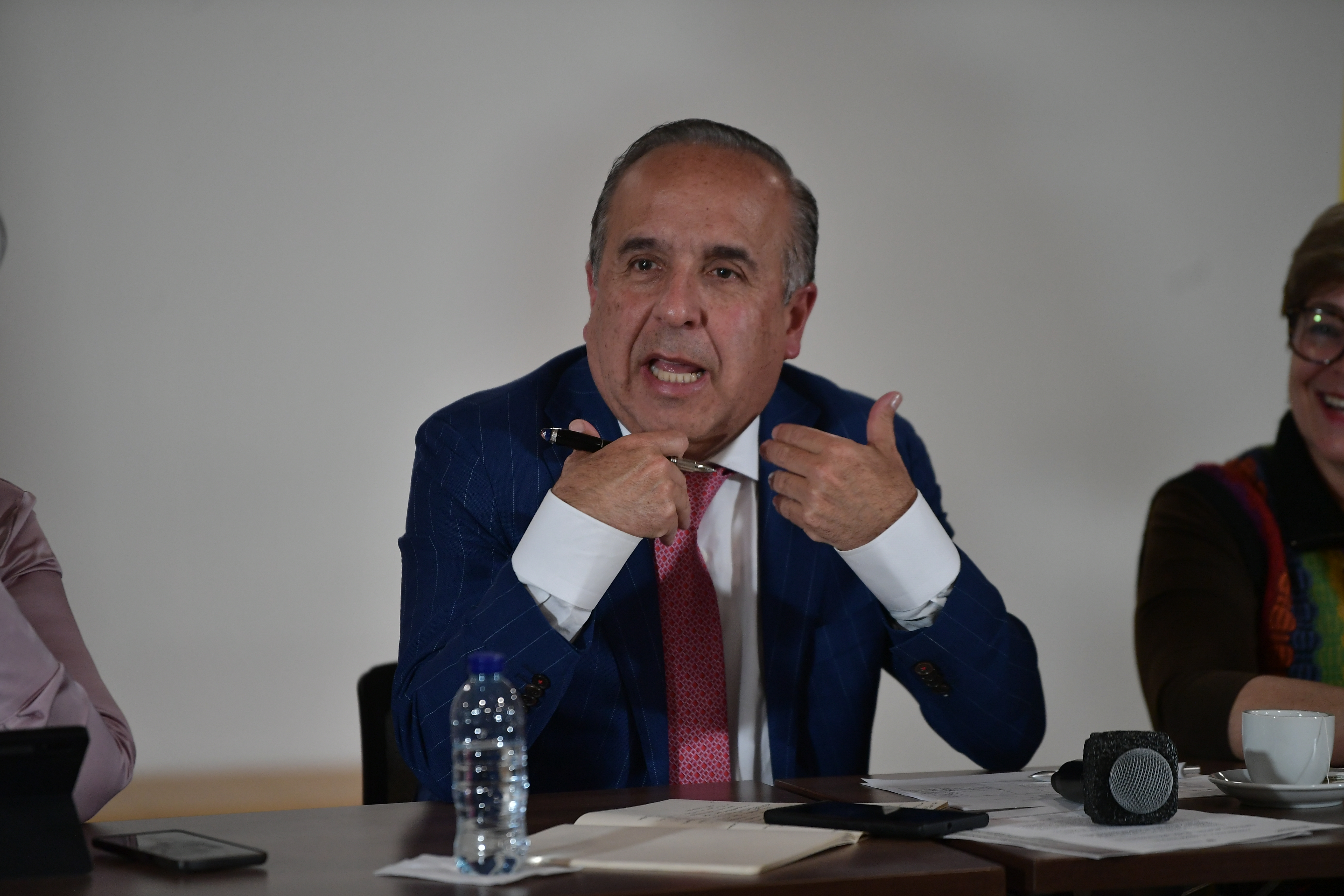 Ministro de transporte durante la reunión con representantes de aplicaciones de movilidad.