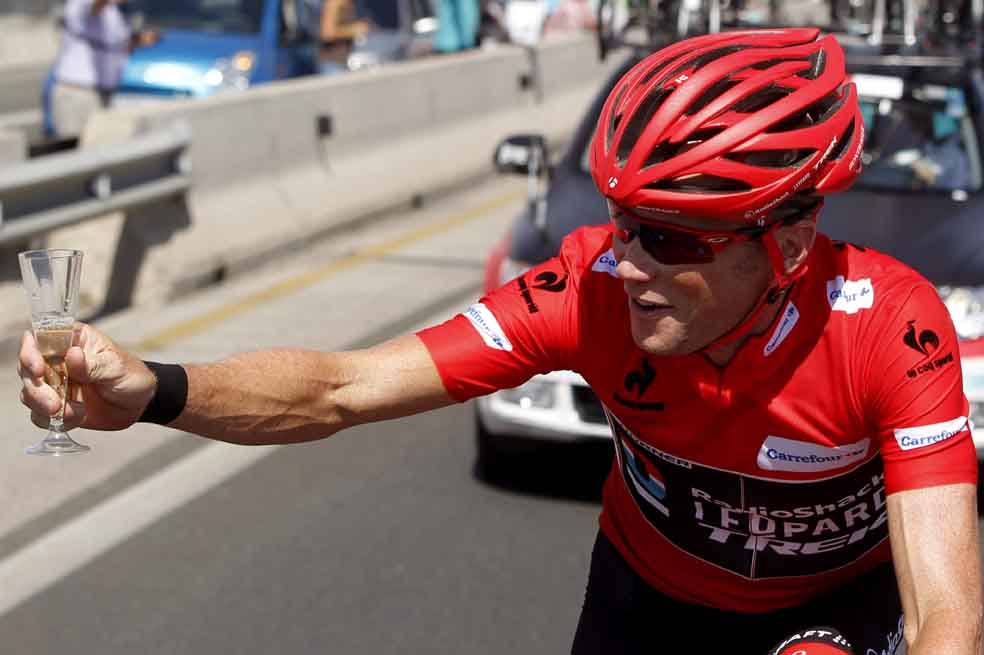 El estadounidense Christopher Horner brindó con champán en la última etapa de la Vuelta a España hacia Madrid. / EFE