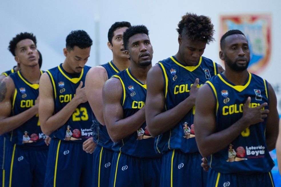 Los jugadores de la selección de Colombia de Baloncesto durante el himno nacional.