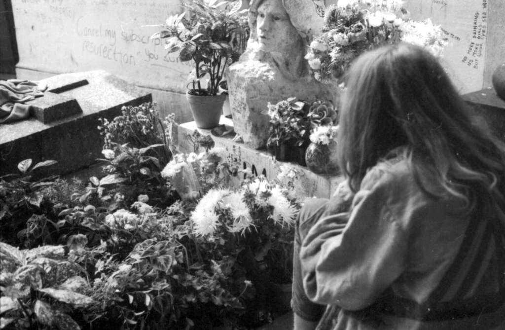 El busto de Jim Morrison había sido instalado en su tumba en París para conmemorar los diez años de su muerte.