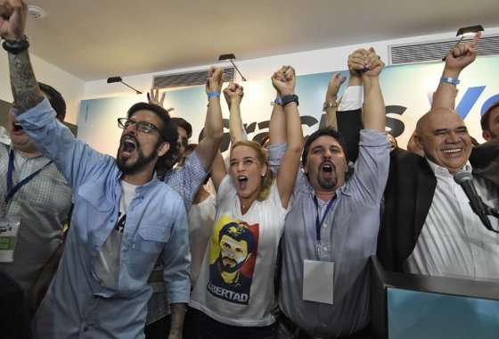 Fotografía de opositores venezolanos tras arrasar en las parlamentarias./ AFP