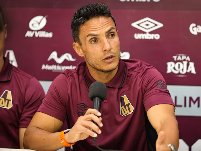 Lucas González durante su presentación como director técnico de Deportes Tolima.