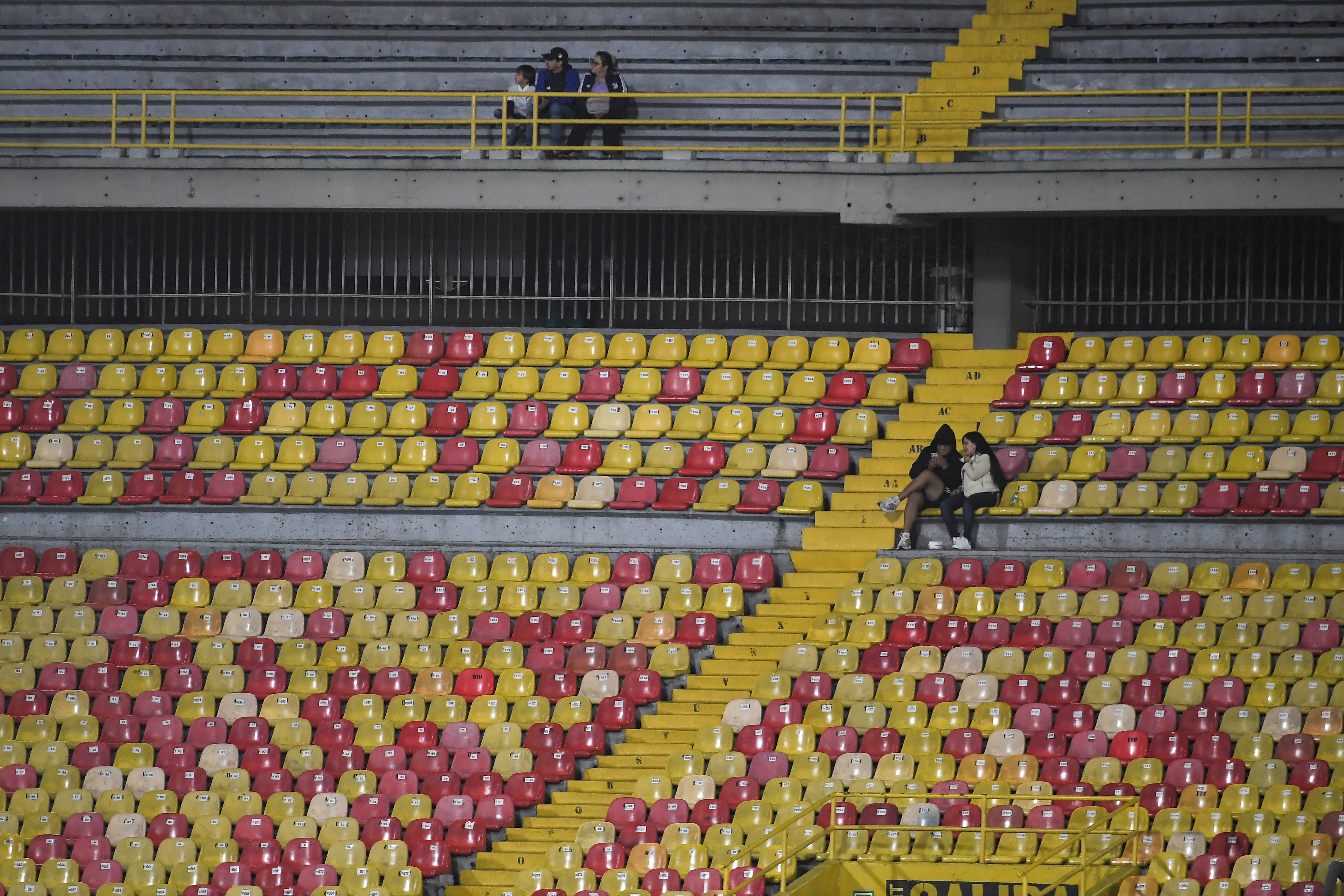 Hinchas de Millonarios durante el compromiso ante Real Cartagena en el Estadio El Campin de Bogotá (Copa BetPlay Dimayor)