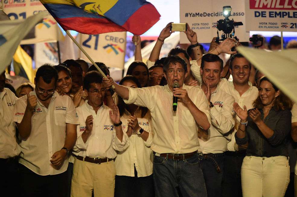 Guillermo Lasso, candidato conservador, dice que habrá segunda vuelta. Él está en el segundo lugar de los resultados. / AFP