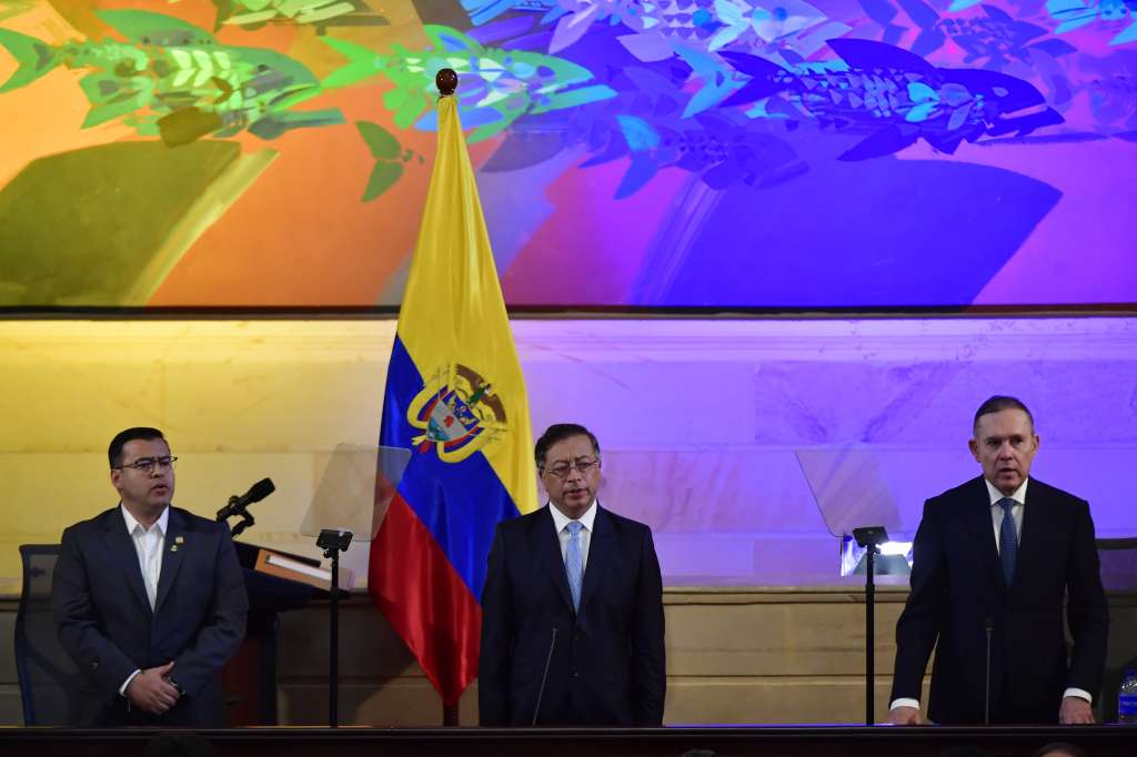 El presidente Gustavo Petro en la instalación de la última legislatura de este Congreso. A su lado, el representante Jaime Raúl Salamanca y el senador Efraín Cepeda, ambos presidentes de las respectivas corporaciones legislativas.