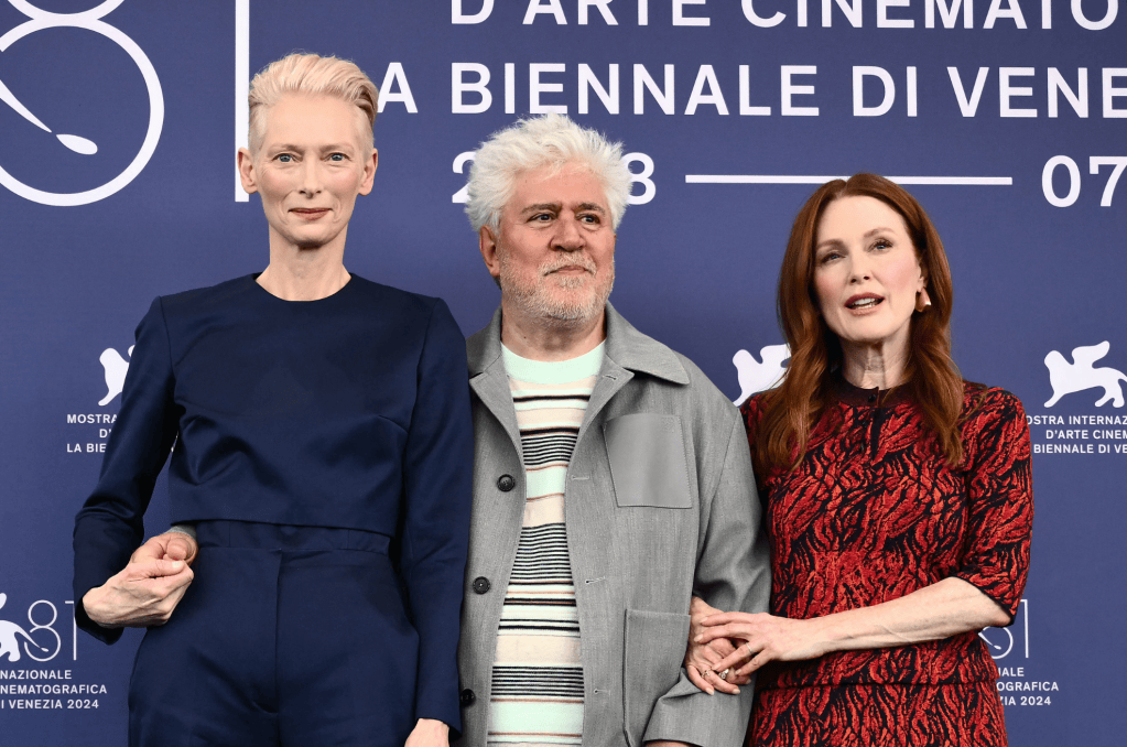 El director Pedro Almodóvar junto a las actrices Tilda Swinton y Julianne Moore, protagonistas de su película en inglés "La habitación de al lado".