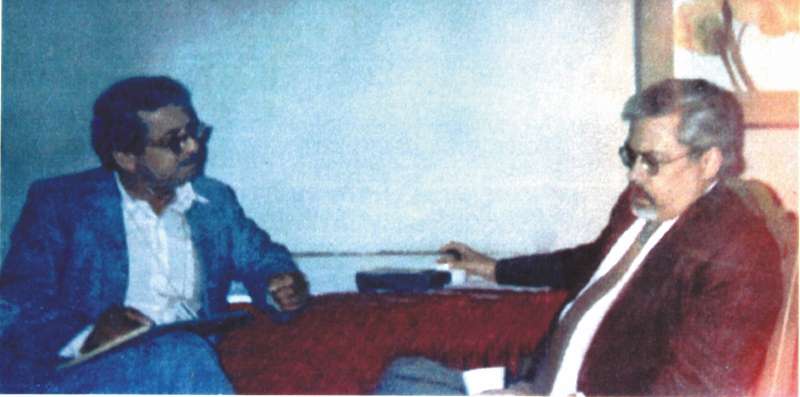 Eduardo Márceles Daconte (a la izquierda) conversando con el escritor cubano Guillermo Cabrera Infante (1929-2005).