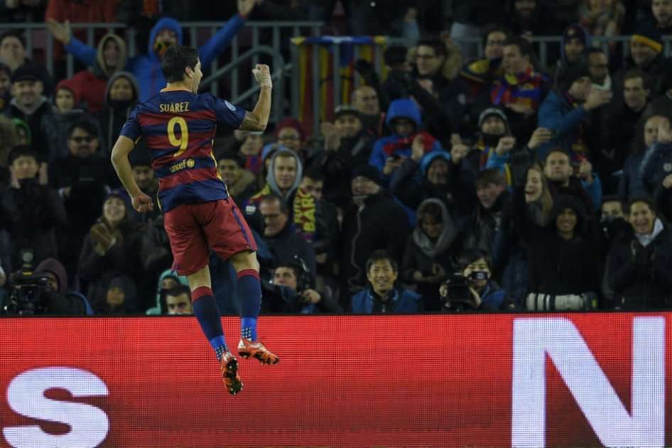 Luis Suárez celebra el primer tanto del Barcelona contra la Roma. Foto: AFP