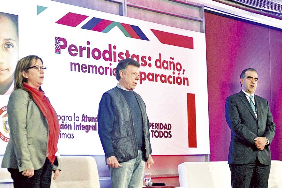 El Presidente Juan Manuel Santos en el evento 'Daño, memoria y reparación', acompañado de Fidel Cano, director de El Espectador, y la directora de la Unidad para la Atención y Reparación Integral a las Víctimas, Paula Gaviria, en febrero de 2013. / Presidencia