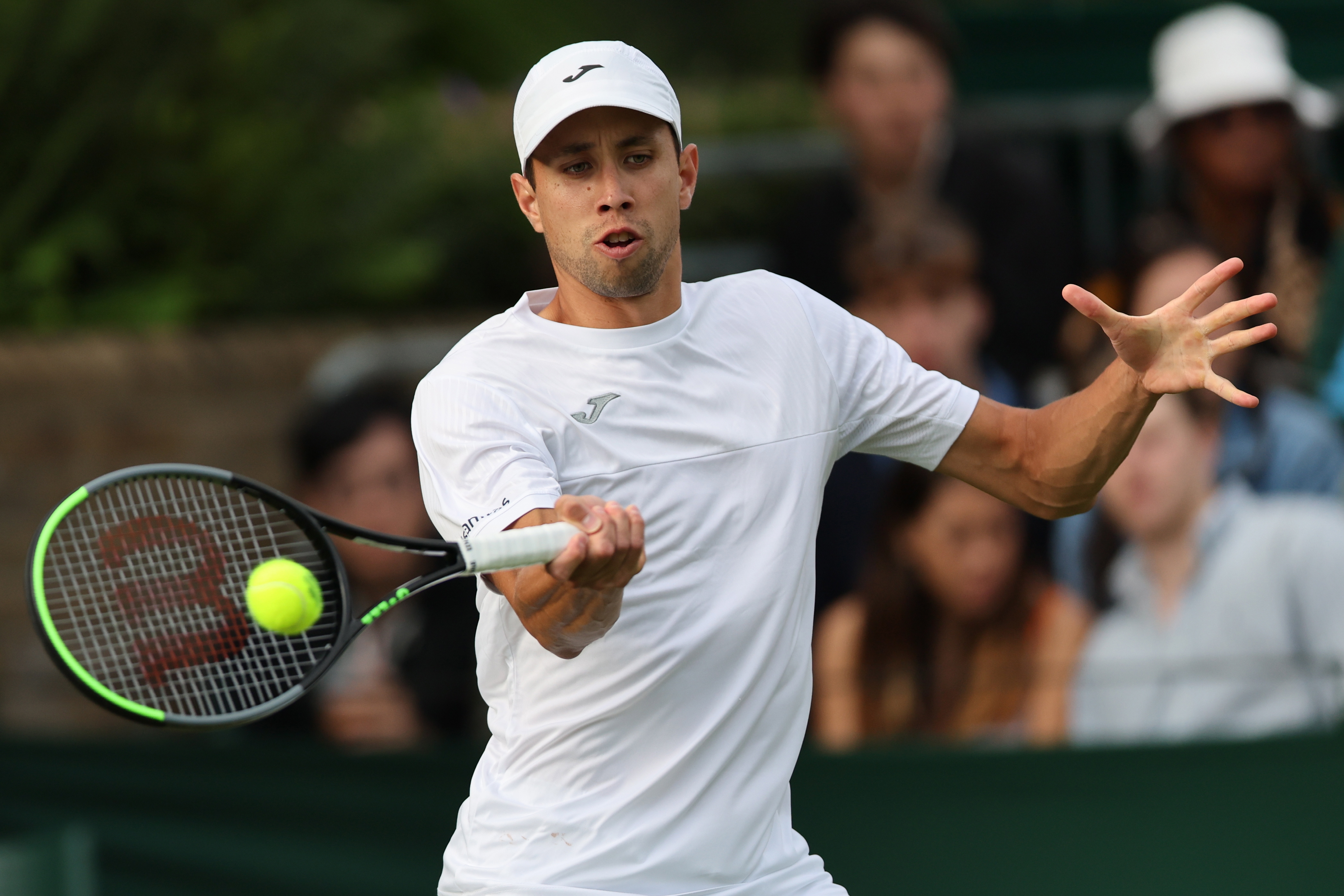 Wimbledon (United Kingdom), 03/07/2023.- Daniel Elahi Galan of Colombia plays Yoshihito Nishioka of Japan in their 1st round match at the Wimbledon Championships, Wimbledon, Britain, 03 July 2023 (Tenis, Japón, Reino Unido) EFE/EPA/TOLGA AKMEN EDITORIAL USE ONLY