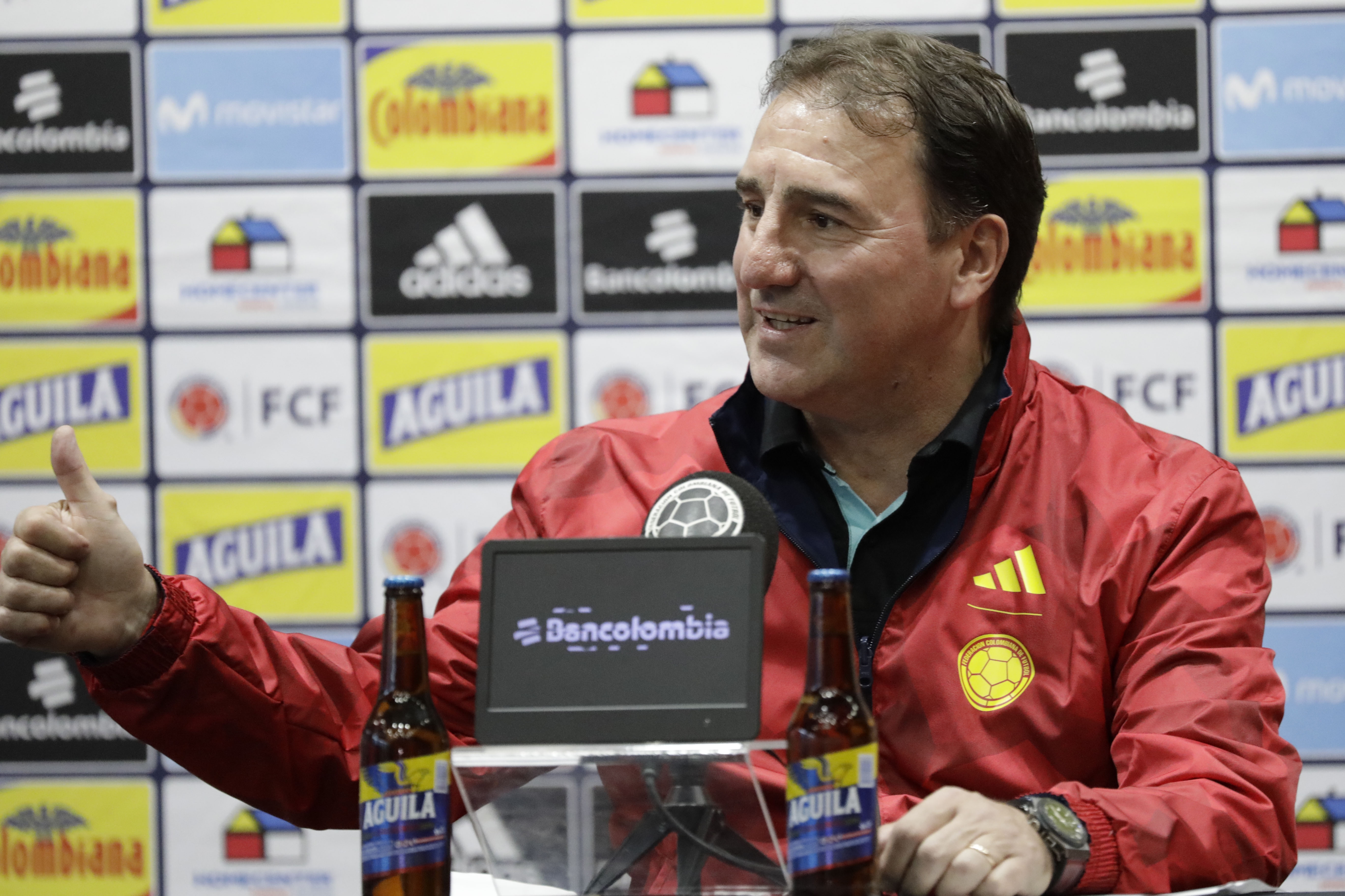 AME7402. BOGOTÁ (COLOMBIA), 15/09/2022.- El entrenador de la Selección Colombia, Néstor Lorenzo, habla durante una rueda de prensa en la sede deportiva de la Federación Colombiana de Fútbol, en Bogotá (Colombia). Néstor Lorenzo anunció los nombre de los jugadores convocados para la gira de amistosos en Estados Unidos en la fecha FIFA de septiembre. La Selección Colombia estará enfrentando a Guatemala el 24 de septiembre en Nueva York y a México el 27 del mismo mes en Santa Clara, California. EFE/ Carlos Ortega