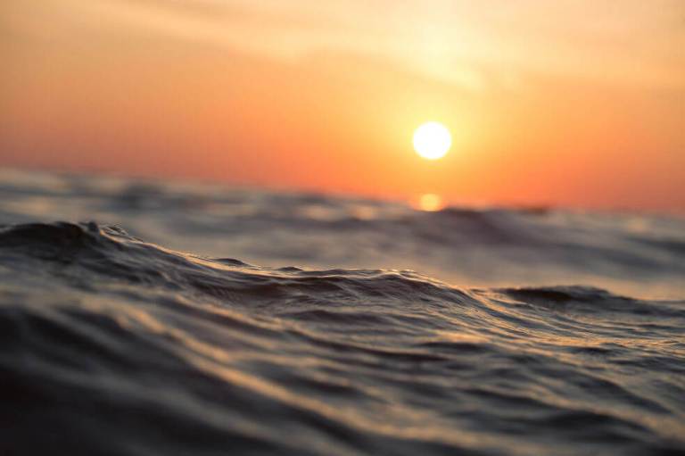 La ropa contamina el mar después de pasar por la lavadora