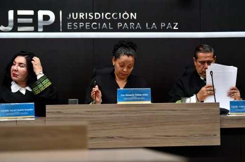 La histórica sentencia de la JEP que revive debate sobre justicia y reparación en Colombia