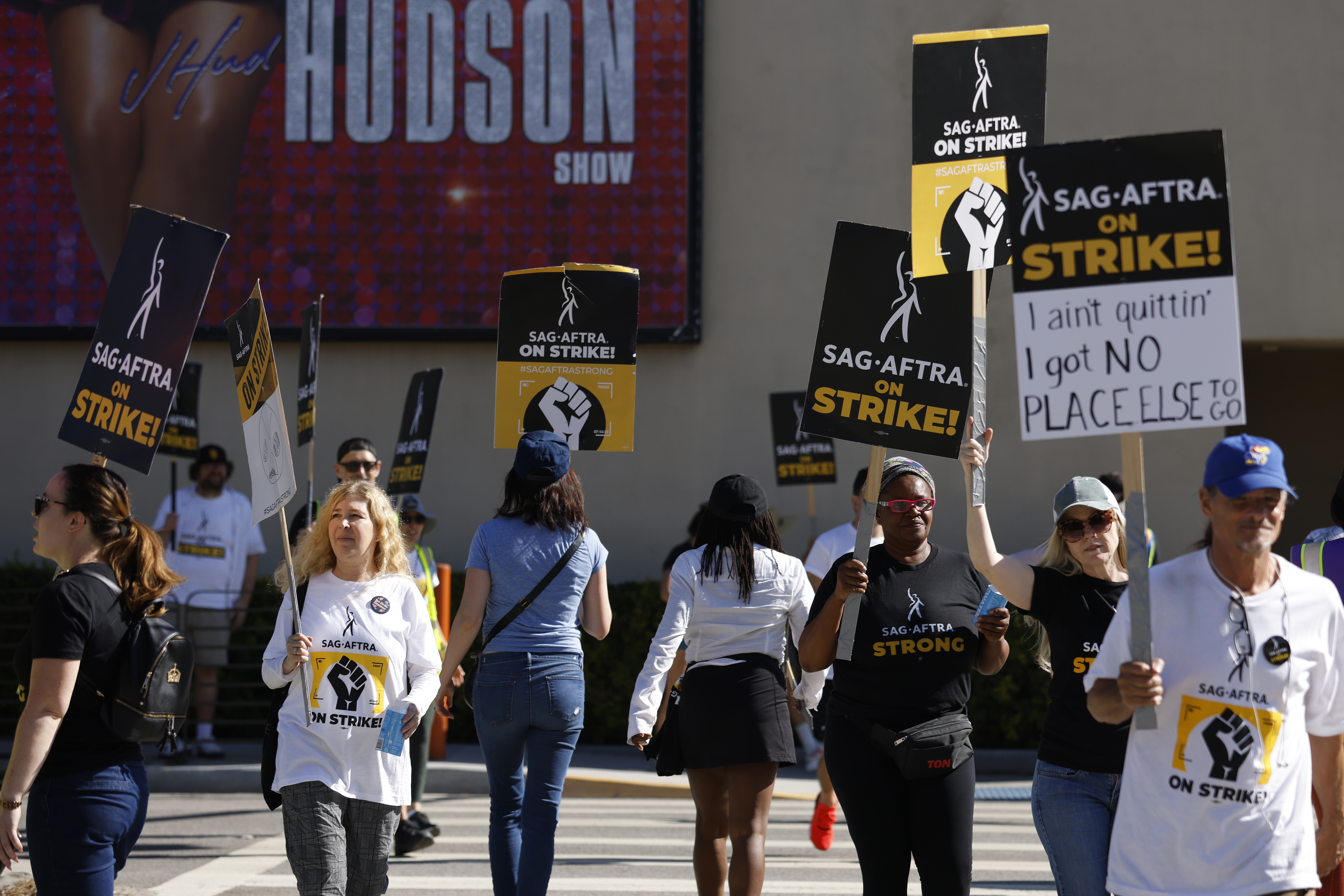 Burbank (Usa), 20/10/2023.- SAG-AFTRA members and supporters picket outside Warner Brothers Studios on day 99 of their strike in Burbank, California, USA, 20 October 2023. The Screen Actors Guild-American Federation of Television and Radio Artists (SAG-AFTRA) has been on strike since 14 July 2023, with this past week marking the longest strike in SAG-AFTRA history. EFE/EPA/CAROLINE BREHMAN