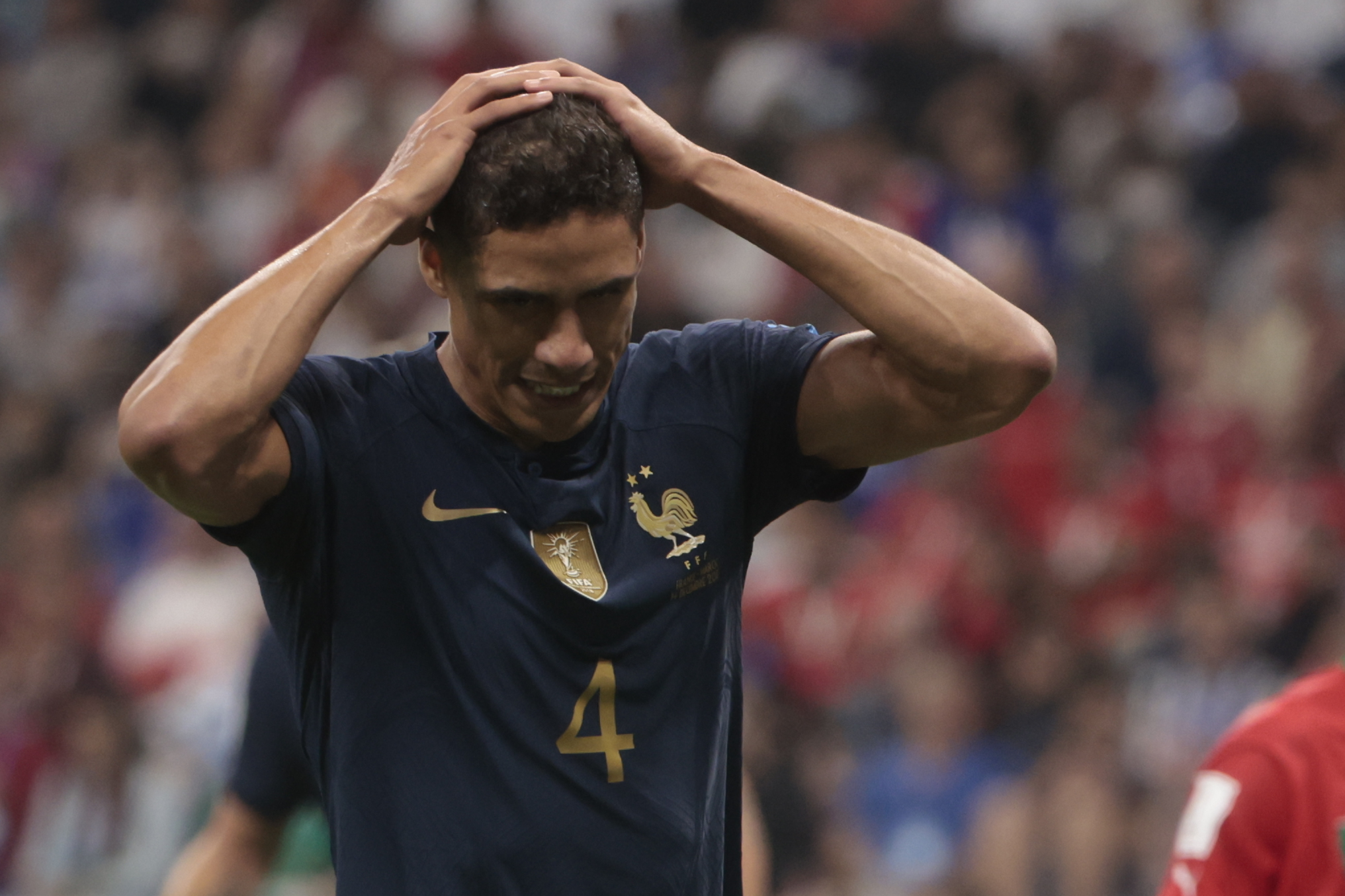GR3053. AL BAIT (CATAR), 14/12/2022.- Raphael Varane de Francia reacciona hoy, en un partido de semifinales del Mundial de Fútbol Qatar 2022 entre Francia y Marruecos en el estadio Al Bait en Jor (Catar). EFE/ Juan Ignacio Roncoroni