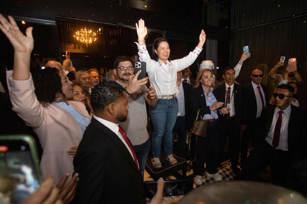 AME9561. LIMA (PERÚ), 07/06/2026.- La candidata a la Presidencia de Perú Keiko Fujimori (c) celebra junto a simpatizantes tras los resultados de la segunda vuelta de las elecciones este domingo, en Lima (Perú). Fujimori afirmó que respetará los resultados, después de conocer que el conteo rápido le ubica perdedora por un estrecho margen contra el izquierdista Roberto Sánchez, aunque aseguró que "van a ser días largos" hasta que se sepa el resultado final. EFE/ Renato Pajuelo