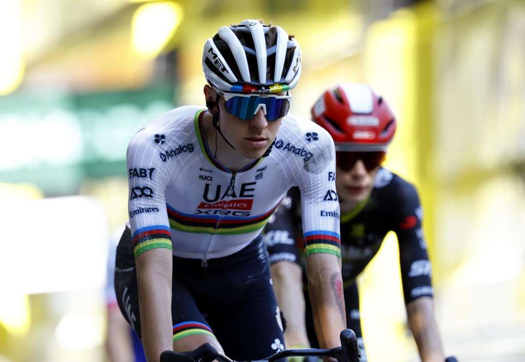 Toulouse (France), 16/07/2025.- Slovenian rider Tadej Pogacar (L) of UAE Team Emirates arrives ahead of Danish rider Jonas Vingegaard (R) of Team Visma-Lease a Bike at the finish during the 11th stage of the Tour de France cycling race over 156.8km around Toulouse, France, 16 July 2025. (Ciclismo, Francia) EFE/EPA/MARTIN DIVISEK
