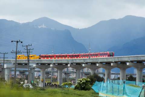 Histórico: primer tren del Metro de Bogotá recorre el viaducto y así se ve desde las calles