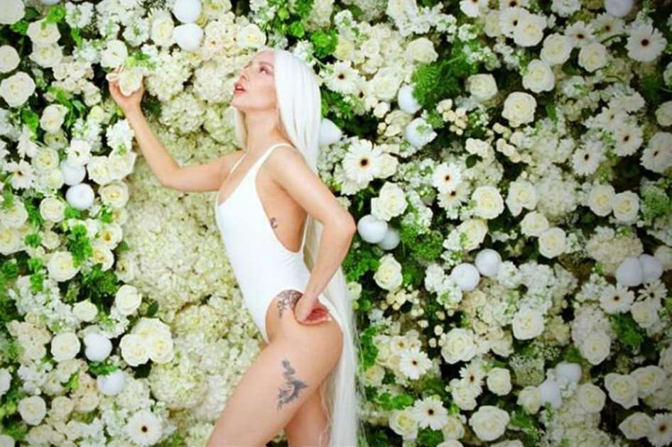 Lady Gaga en el video de "G.U.Y".