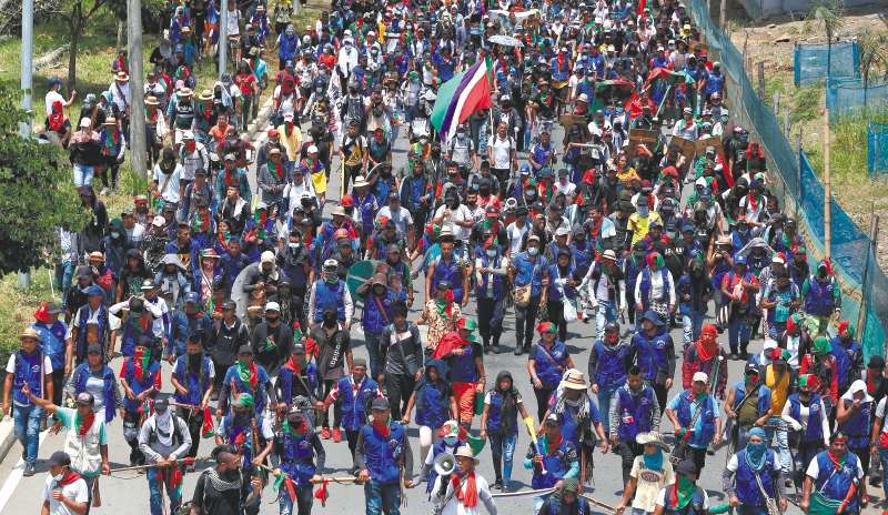 Más de 200 indígenas de distintas organizaciones del país se encuentran en Taganga (Magdalena). De ahí partirán hacia Bucaramanga y luego a Bogotá. EFE/ Pablo Rodríguez
