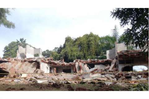 Derrumban mansión de Pablo Escobar en Hacienda Nápoles