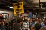 El metro de Nueva York y una calle de Texas: dos caras de la violencia en EE. UU.