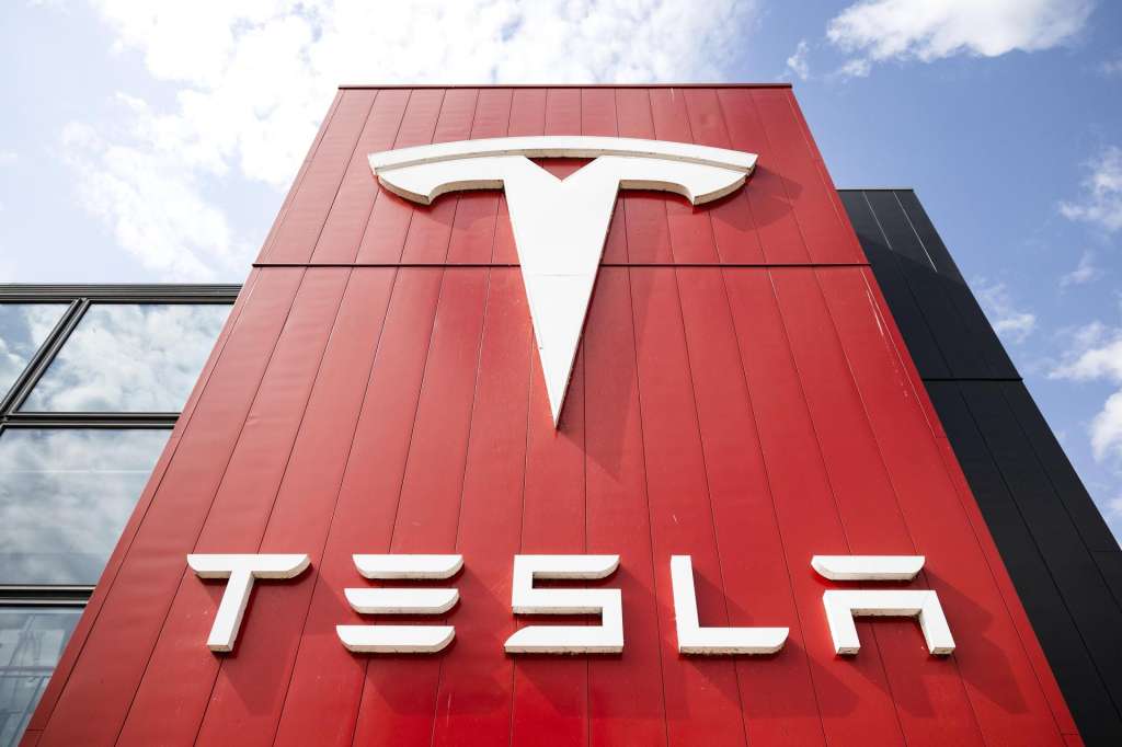 Amsterdam (Netherlands), 02/05/2025.- The logo of Tesla on its European headquarters in Amsterdam, the Netherlands, 02 May 2025. Sales of Tesla vehicles in the Netherlands dropped by nearly 74% in April compared with the same month last year, according to data from Dutch automotive industry organizations. (Países Bajos; Holanda) EFE/EPA/RAMON VAN FLYMEN