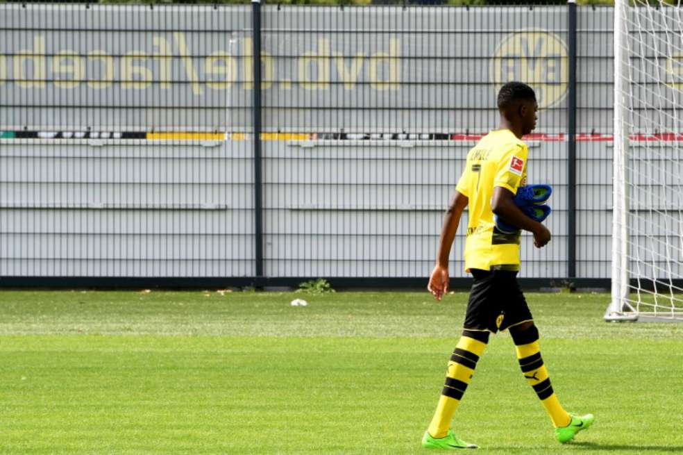 El francés Ousmane Dembélé no se entrenó este jueves con el Borussia Dortmund, a la espera de concretar su traspaso al Fútbol Club Barcelona. / AFP