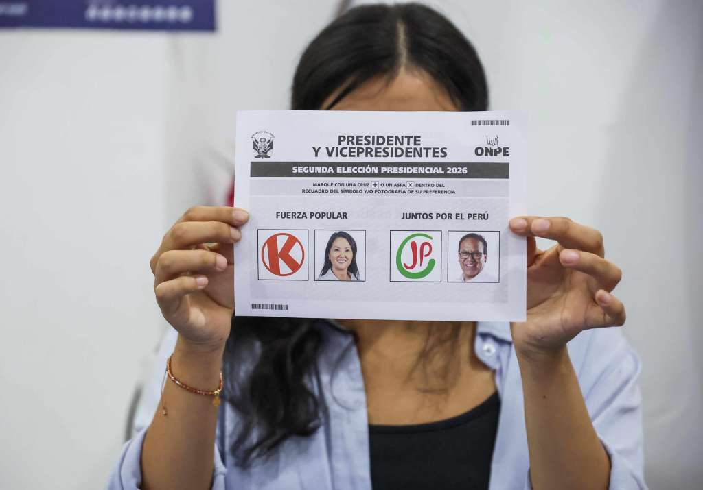 LIMA, 07/06/2026.- Una mujer muestra una papeleta electoral en un centro de votación en Lima, Perú, este domingo. La votación de la segunda vuelta de las elecciones presidenciales de Perú comenzó este domingo en el país andino para elegir entre la candidata derechista Keiko Fujimori y el candidato izquierdista Roberto Sánchez al noveno presidente del país en diez años. EFE/ Paul Vallejos