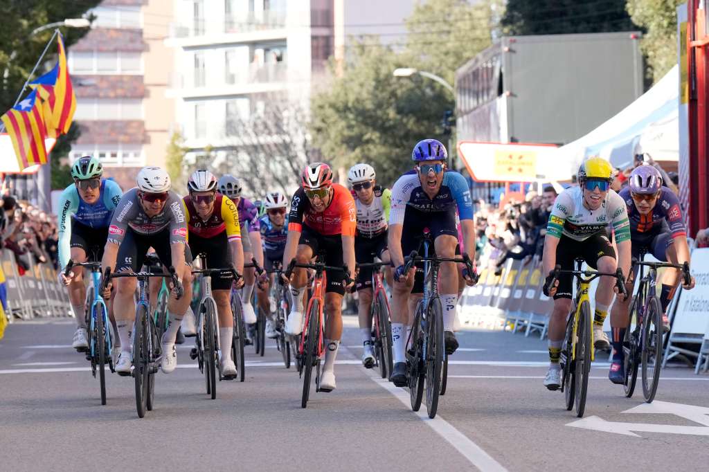 GRAFCAT5858. FIGUERES (GIRONA), 25/03/2025.- El británico Ethan Vernon (3d), del equipo Israel-Premier Tech se ha llevado al esprint la segunda etapa de la Volta Ciclista a Catalunya, de 177,3 kilómetros entre Banyoles y Figueres, tras la que su compatriota Matthew Brennan, del Team Visma, vencedor de la primera etapa, mantuvo el maillot de líder. EFE/Siu Wu