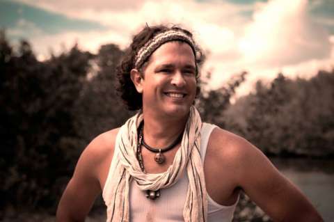 Carlos Vives estrena el video de "Volví a Nacer"