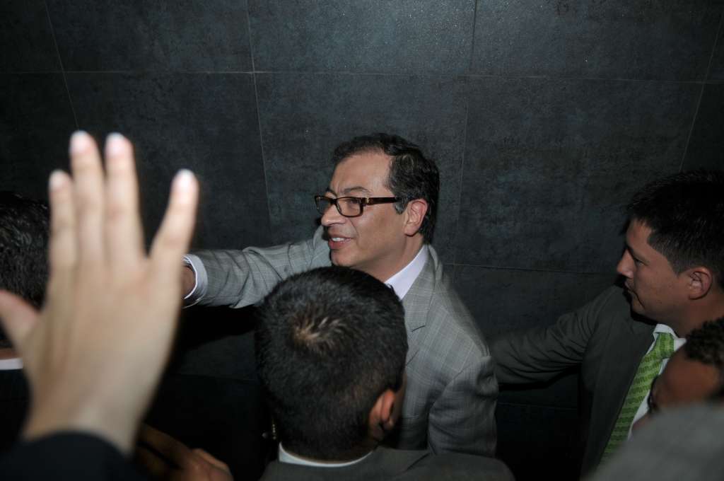 Alcalde de Bogotá durante la toma de la empresa de acueducto y alcantarillado de Bogotá (EAAB) por parte de algunos recicladores de la capital