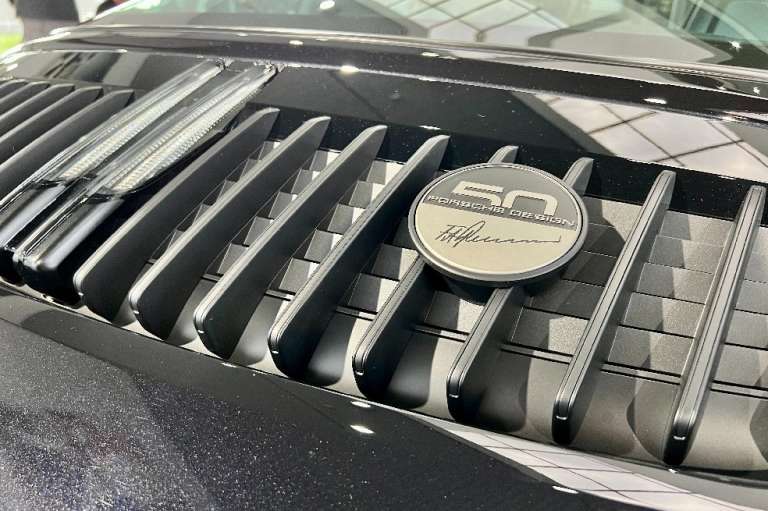 Esta edición especial cuenta con una insignia exclusiva ‘Porsche Design 50’ sobre la parrilla en el capó trasero y el logotipo trasero ‘911’ está en color negro.
