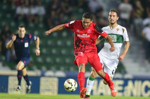 Sevilla gana al Elche con un gol de Bacca