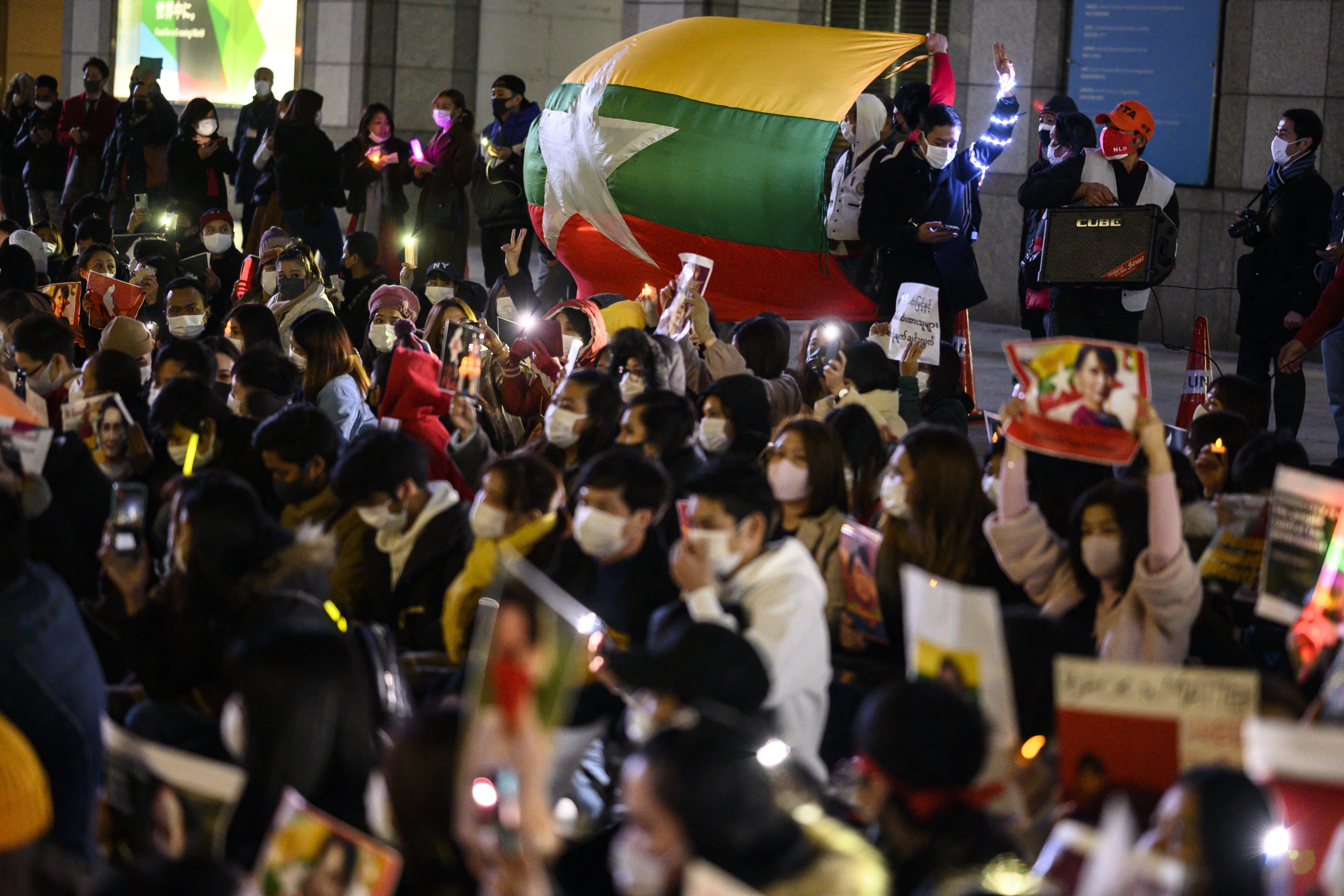 Activistas protestas fuera de las oficinas de Naciones Unidas.
