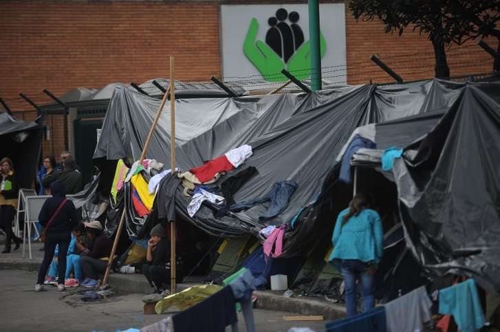 Así acampan las madres comunitarias frente a la sede del ICBF. / Cristian Garavito