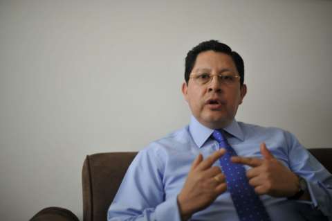"Referendo contra adopción igualitaria sería un retroceso para el país": Kenneth Burbano
